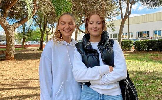 Desde la izquierda, Alba Capó y Andrea Casto, las jóvenes creadoras de ChapaStyle